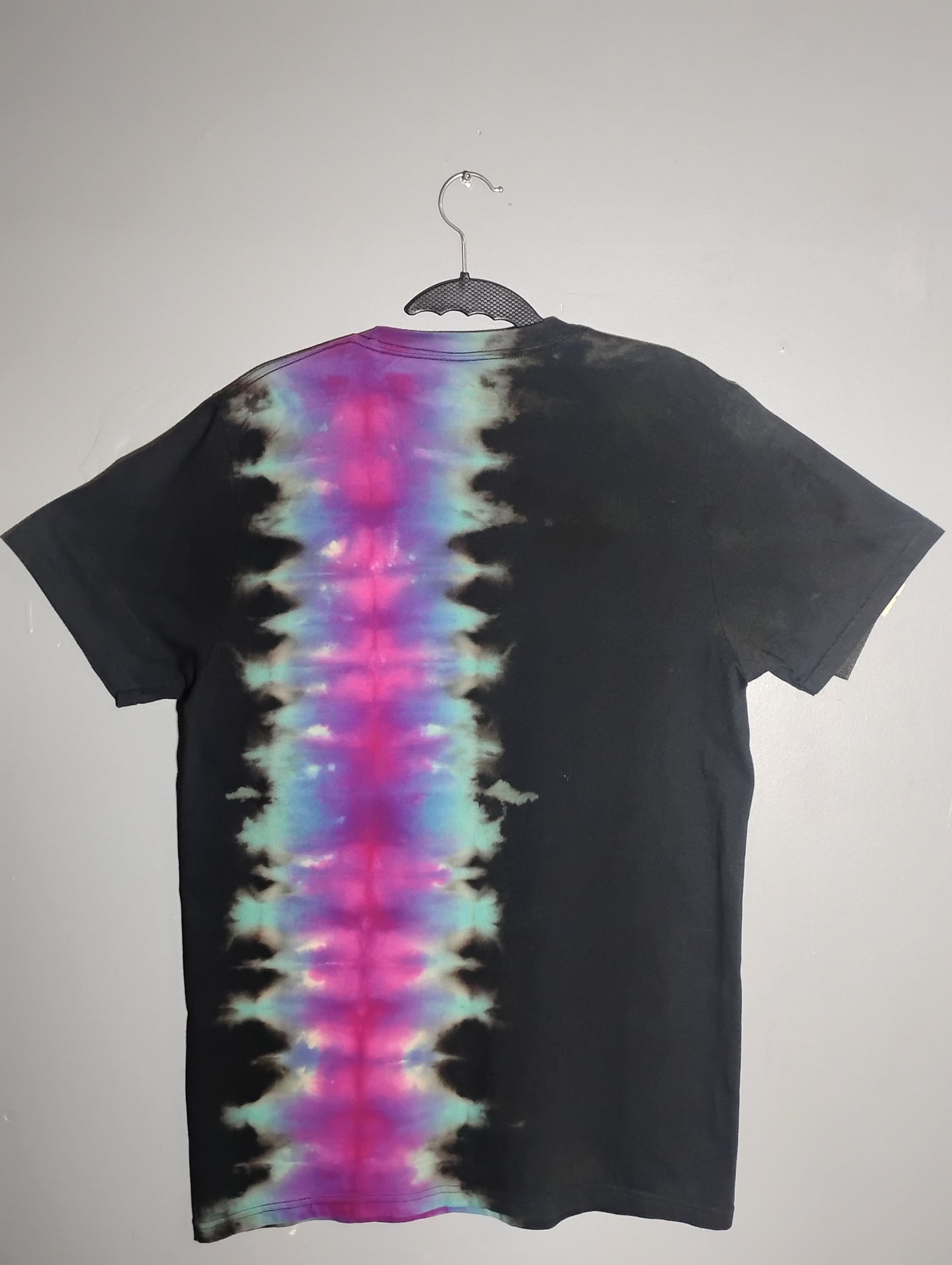 Reverse tie dye accordion stripe size medium shirt