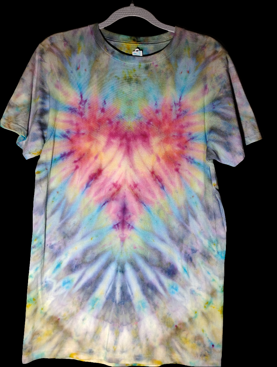 Incline ice dye heart shirt in a size small