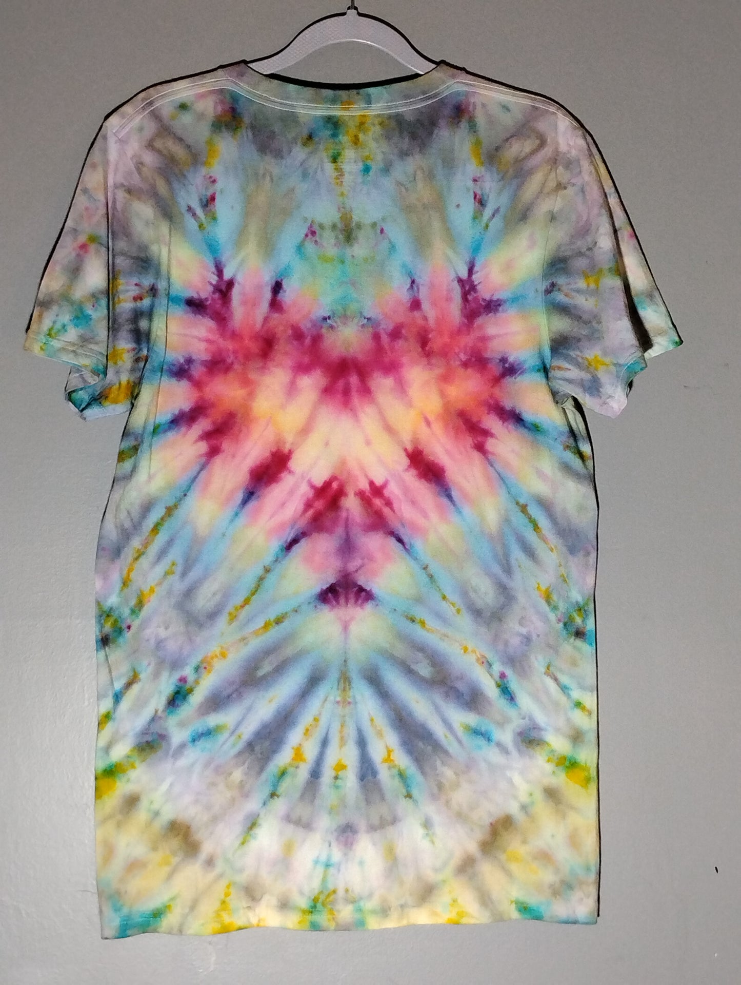 Incline ice dye heart shirt in a size small